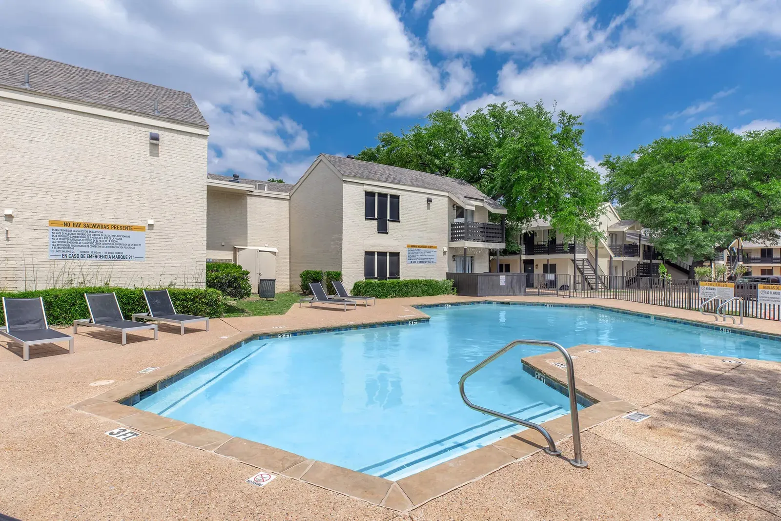 La Fortuna pool and amenity deck